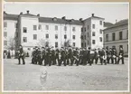 Marinens musikkår paraderar genom Bataljon Sparres kaserngård.