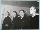 Fyra uniformsklädda militärer från pluton 21 deltar i en äggtävling. I munnen har de varsin sked med ett ägg på. Bilden är daterad till 25-2-1952.