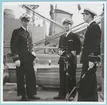 Två kaptener och en fänrik står ombord på ett fartyg och samtalar. I vänstra händerna håller de ceremonisablar. Från Danska och Norska örlogsbesöken den 29/6 - 4/7 1951.