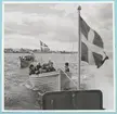 Roddtävling mellan Danska, Norska och Svenska kadettlagen. Från Danska och Norska örlogsbesöken den 29/6 - 4/7 1951. Tre roddbåtar bogseras på rad. Samtliga båtar är utrustade med flaggor. I roddbåtarna sitter kadetter.