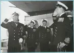 Konteramiral Samuelson gör en hälsning tillbaka till Chefen på H.M.S. Montclare, Captain Huchinson, samt officerare vid ombordstigning. Från Engelska besöket i Karlskrona den 9-14 september 1951.