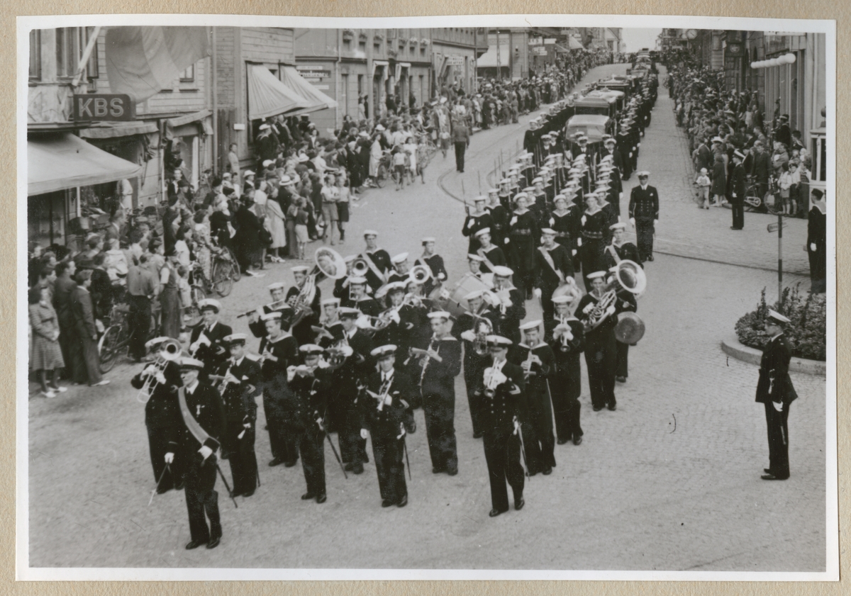 Bilden visar processionen efter jordfästningen av sex av offren från ubåten Ulven fredagen den 6. augusti 1943 i Fredrikskyrkan.