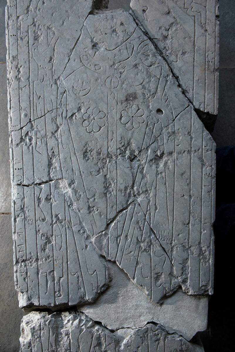 Fotografering av gravsteinene som står i utstillingen i Storhamarlåven. Bildene viser gravstinene til Biskop Herman, Biskop Peter og etter en ukjent gotisk kvinneI Domkirkeoddens samlinger finnes tre gravsteiner i marmor og kalkstein fra middelalderen. To av disse ble benyttet av- og funnet i sammenheng med bispegraver i domkirken for Peter (1253-60) og Hermann (1488-1503), mens den tredje representerer en gotisk kvinne. Marmorfragmentet med den gotiske kvinnen, nå utstilt i Storhamarlåvens kirkerom, ble funnet under utgravninger av domkirken i 1884. 
Biskop Peters gravstein stammer også fra gotikken. Denne kom frem under Erik Ankers gravninger i domkirkeruinen på 1800-tallet. Peters gravstein viser en biskop i fult ornat innenfor en kløverbladsbue. Høyre hånd er hevet til velsignelse eller som talegestus, mens venstre hånd holder en bispestav. Peters gravstein er utført i kalkstein med trapesform og måler i lengde 191,5 cm, bredde 68 og 44 cm og er 18 cm tykk.
Biskop Hermanns gravstein stammer også fra domkirken, antagelig koret hvor det under utgravningene i 1847 ble funnet flere slike graver. Steinen og måler i lengden 205 cm, bredde 54 og 30, 5 cm og er 31 cm tykk. 
