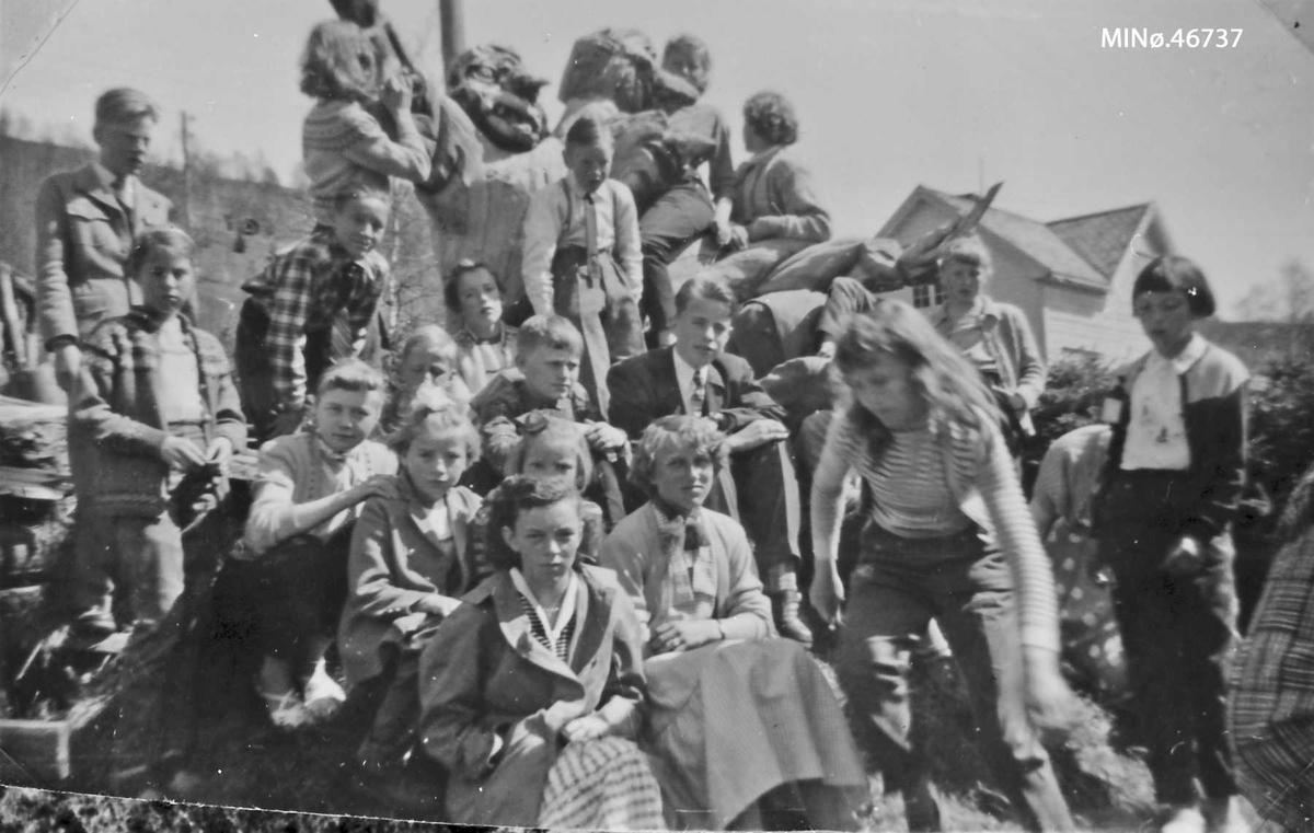 Elevene fra Dalen skole på skoletur, våren 1958. 