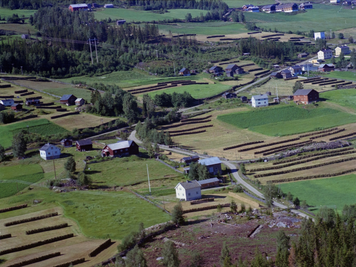 Sør-Fron, Granrud, Harpefoss. Bolighus, areal fradelt Renshusløkken. Åpent kulturlandskap, gårdsbruk, åkrer rundt