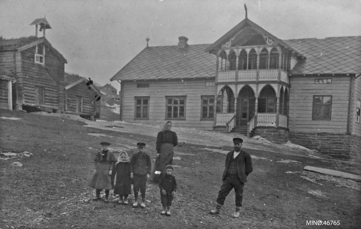 P. Angaard med kone og fire barn. 