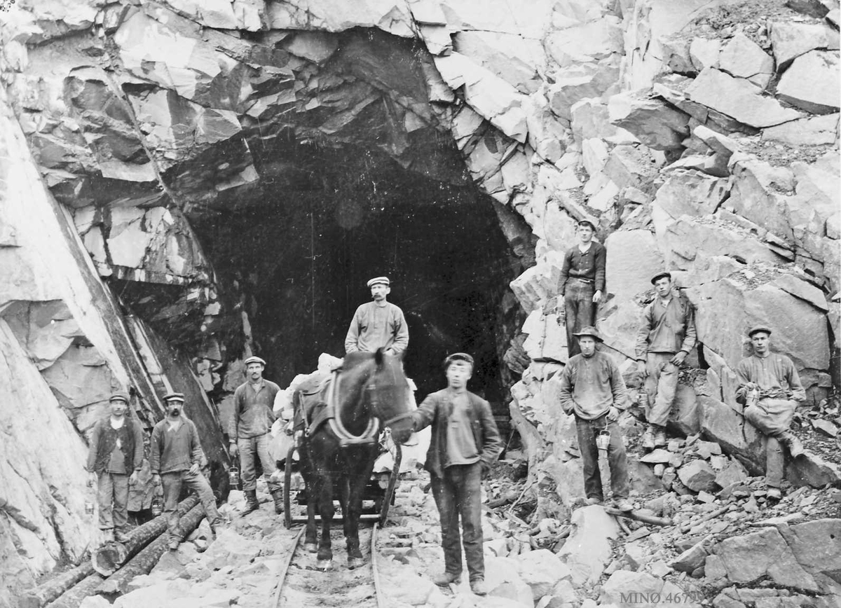 Gruveinngang (stoll) eller tunnelåpning.