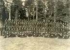 Grupporträtt av soldater och officerare vid aspirantskolan Linköping 1929.