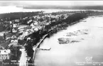 Flygfoto över Strandvägen och Rödesund i början på 1930-talet. Många brandbryggor fanns utmed Strandvägen. Närmast ses Edholms brygga. Kortet tillhör Karl-Axel Hanssons album. Förstoring 25 x 40 cm.