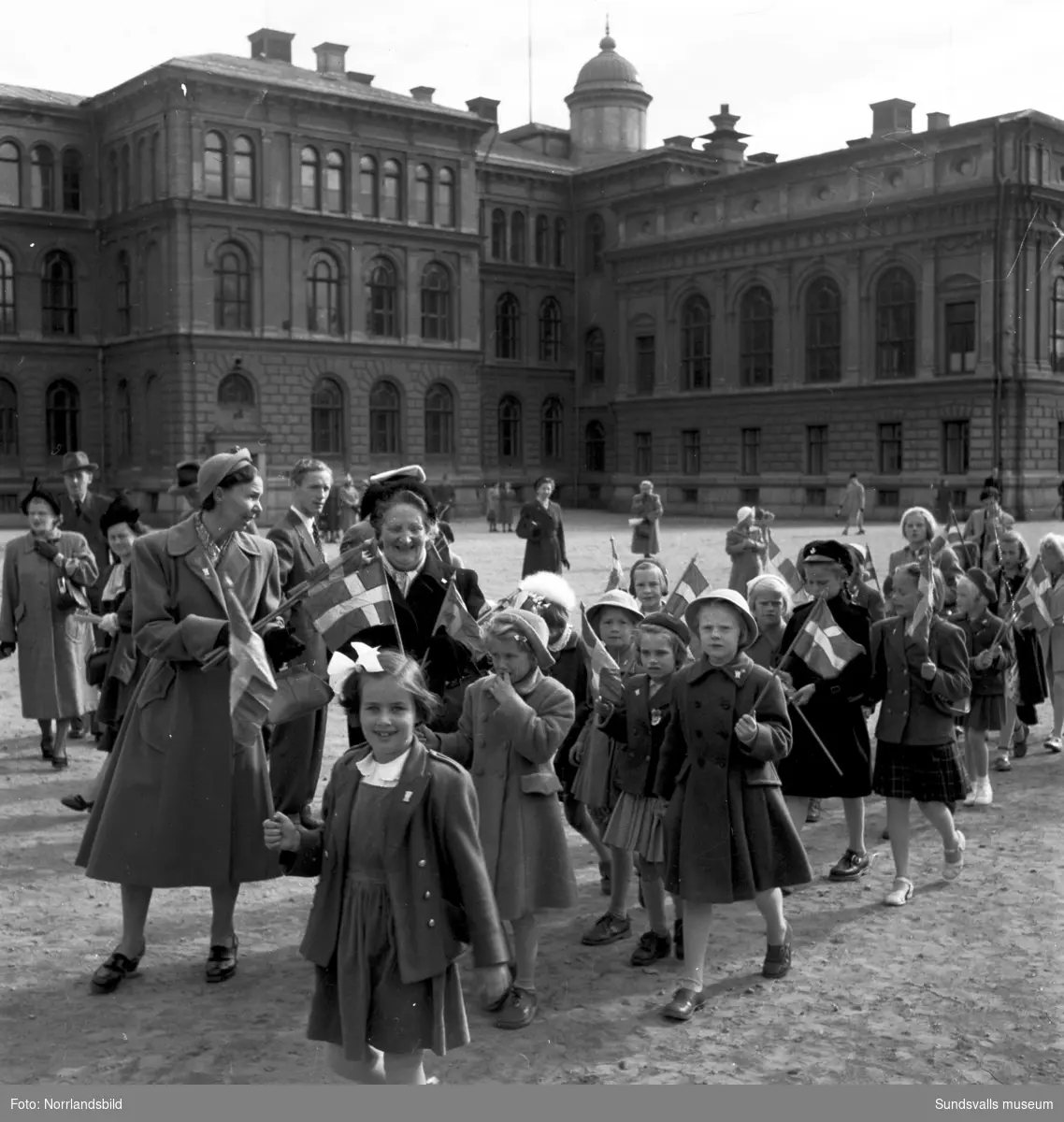 En parad av glada barn inledde firandet av söndagsskolans 100-årsjubileum hösten 1951. Dubbla blåsorkestrar höll takten då tåget avgick från Läroverket med destination Stora torget, som inramat av flaggor fylldes av barn i täta led och en intresserad skara åskådare. De fick sig till livs en rad såväl högtidliga som lättsamma tal varvat med sång och musik, alltmedan kollekthåven gick runt till förmån för barnverksamheten. Senare på kvällen samlades man till ett högtidsmöte i Betlehemskyrkan.