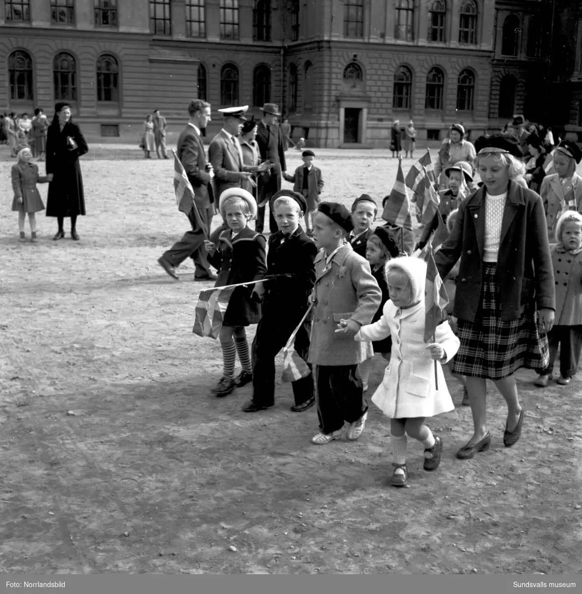 En parad av glada barn inledde firandet av söndagsskolans 100-årsjubileum hösten 1951. Dubbla blåsorkestrar höll takten då tåget avgick från Läroverket med destination Stora torget, som inramat av flaggor fylldes av barn i täta led och en intresserad skara åskådare. De fick sig till livs en rad såväl högtidliga som lättsamma tal varvat med sång och musik, alltmedan kollekthåven gick runt till förmån för barnverksamheten. Senare på kvällen samlades man till ett högtidsmöte i Betlehemskyrkan.