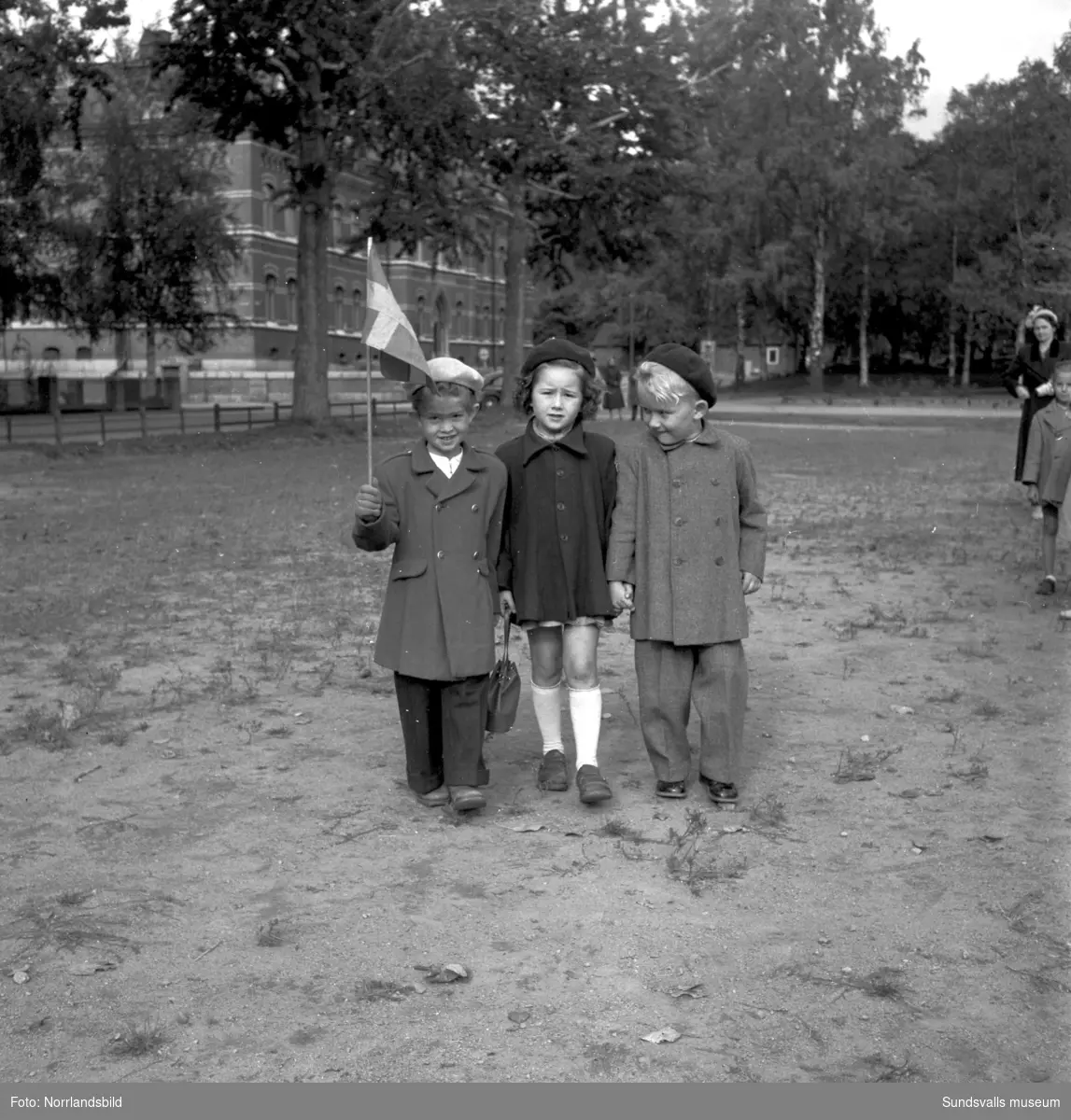 En parad av glada barn inledde firandet av söndagsskolans 100-årsjubileum hösten 1951. Dubbla blåsorkestrar höll takten då tåget avgick från Läroverket med destination Stora torget, som inramat av flaggor fylldes av barn i täta led och en intresserad skara åskådare. De fick sig till livs en rad såväl högtidliga som lättsamma tal varvat med sång och musik, alltmedan kollekthåven gick runt till förmån för barnverksamheten. Senare på kvällen samlades man till ett högtidsmöte i Betlehemskyrkan.