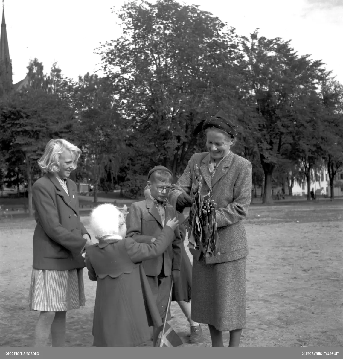 En parad av glada barn inledde firandet av söndagsskolans 100-årsjubileum hösten 1951. Dubbla blåsorkestrar höll takten då tåget avgick från Läroverket med destination Stora torget, som inramat av flaggor fylldes av barn i täta led och en intresserad skara åskådare. De fick sig till livs en rad såväl högtidliga som lättsamma tal varvat med sång och musik, alltmedan kollekthåven gick runt till förmån för barnverksamheten. Senare på kvällen samlades man till ett högtidsmöte i Betlehemskyrkan.