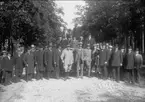 Gruppbild av okända personer. Foto: Alfred Sjöberg, Karlsborg, Skövde.