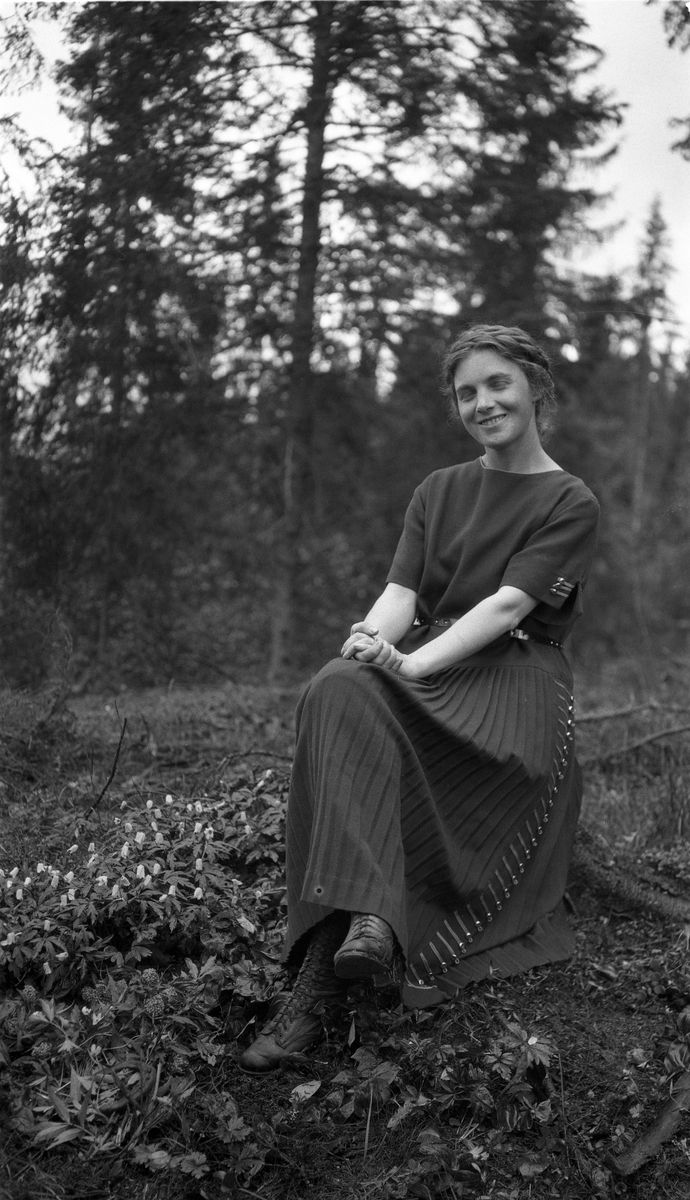 Tre bilder av en ung kvinne i forskjellige positurer, alle i helfigur. Trolig Dora Alice Martinsen fra Sanden søndre i Østre Toten.