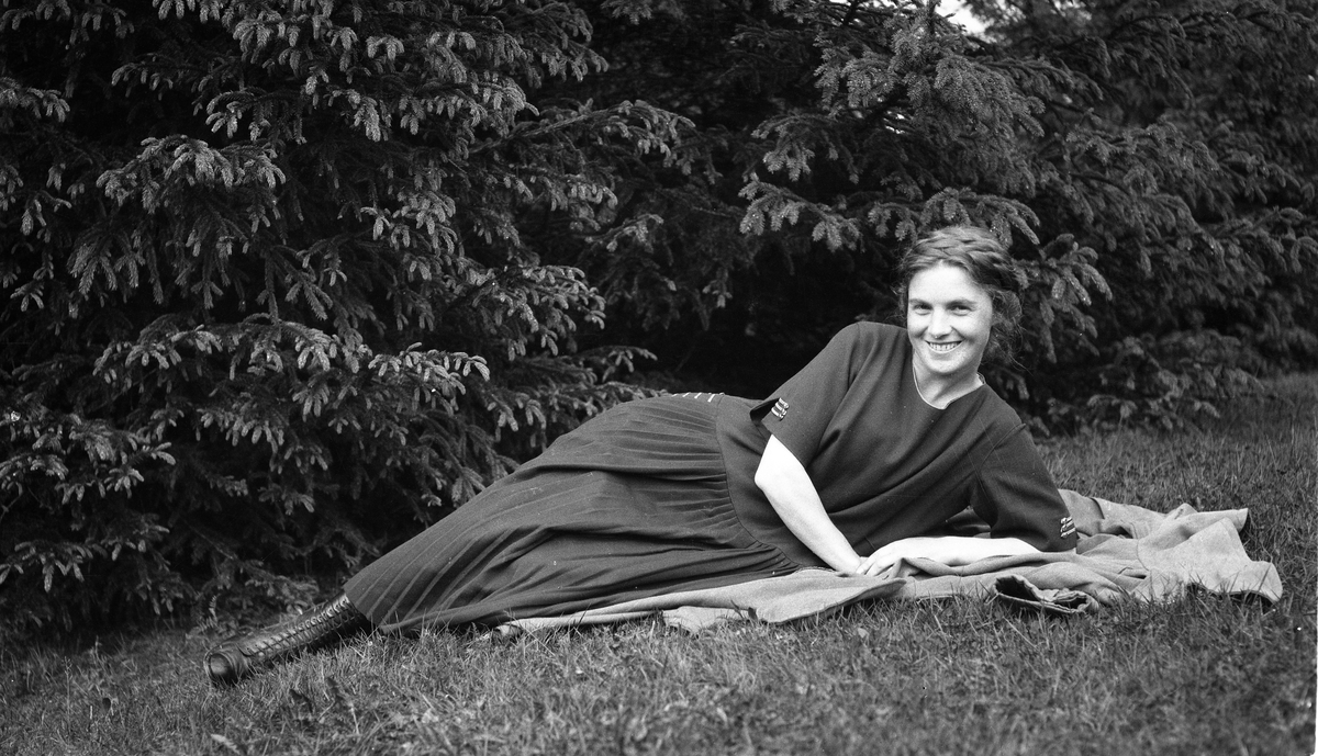 Tre bilder av en ung kvinne i forskjellige positurer, alle i helfigur. Trolig Dora Alice Martinsen fra Sanden søndre i Østre Toten.