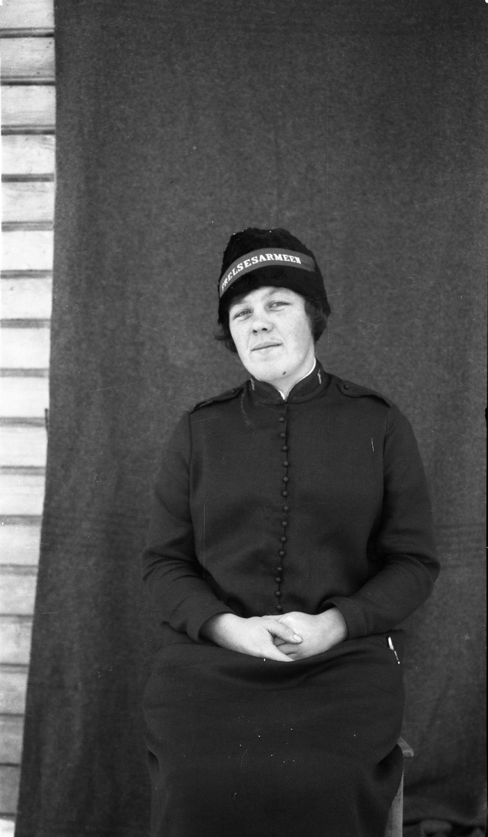 Tre kvinner i Frelsesarmeens uniform. Ti bilder med kvinnene i ulike sammenstillinger: Enkeltvis, to-og-to, eller alle tre sammen.
Ingen av de tre er identifisert.