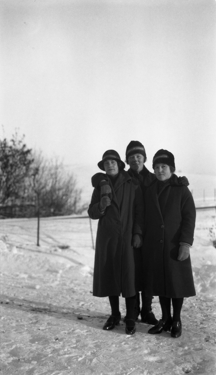 Tre kvinner i Frelsesarmeens uniform. Ti bilder med kvinnene i ulike sammenstillinger: Enkeltvis, to-og-to, eller alle tre sammen.
Ingen av de tre er identifisert.