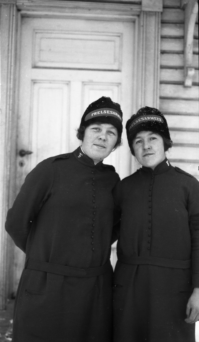 Tre kvinner i Frelsesarmeens uniform. Ti bilder med kvinnene i ulike sammenstillinger: Enkeltvis, to-og-to, eller alle tre sammen.
Ingen av de tre er identifisert.