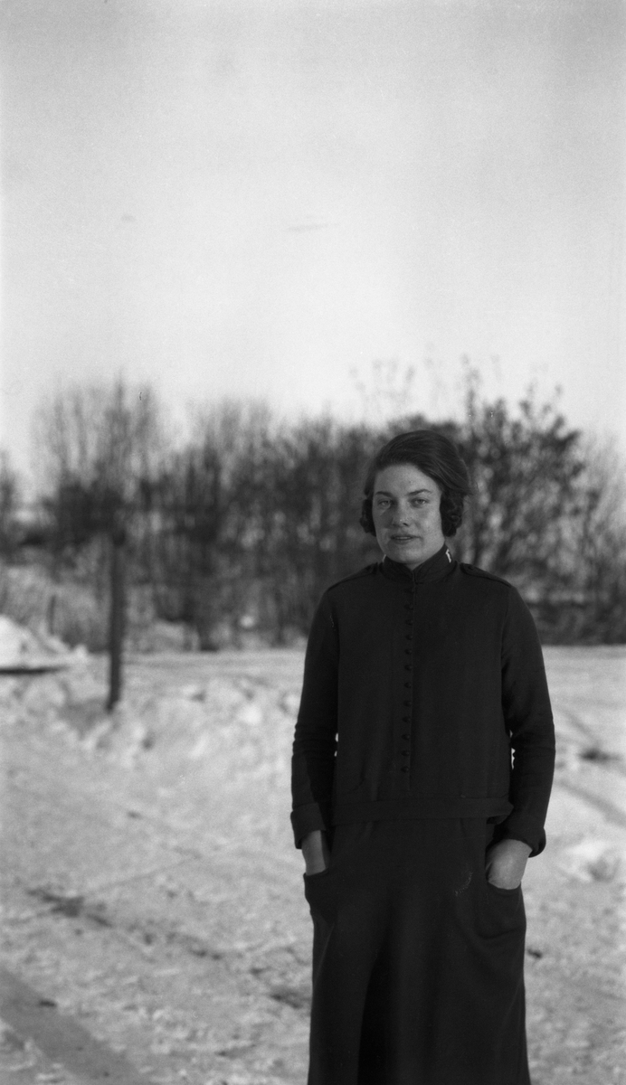 Tre kvinner i Frelsesarmeens uniform. Ti bilder med kvinnene i ulike sammenstillinger: Enkeltvis, to-og-to, eller alle tre sammen.
Ingen av de tre er identifisert.