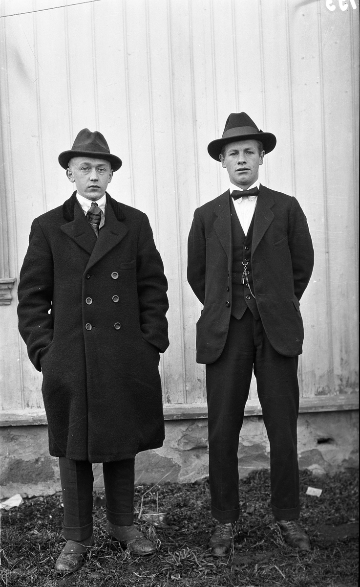 To unge menn i helfigur. Tre bilder der de to er sammen på det ene, hver for seg på de to andre.
På det første bildet Martin Westby til høyre (alene på bilde to),og broren Nils til venstre (alene på bilde tre).