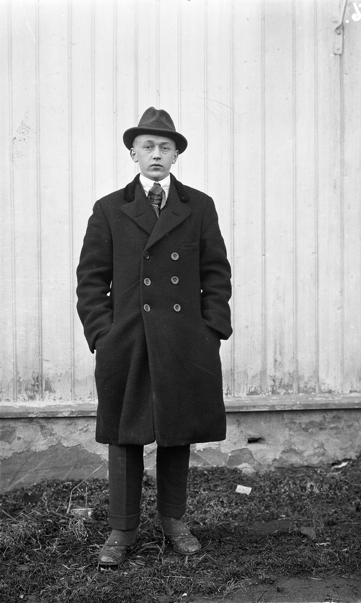 To unge menn i helfigur. Tre bilder der de to er sammen på det ene, hver for seg på de to andre.
På det første bildet Martin Westby til høyre (alene på bilde to),og broren Nils til venstre (alene på bilde tre).