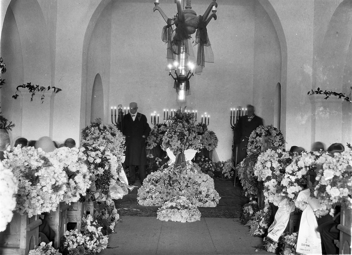 Begravelse, trolig ved Hoff kirke. En serie på fem bilder der to er tatt inne i gravkapellet, de øvrige på veg til og ved grava.
Kan muligens være Johannes Hveems begravelse (fra Hveem mellom), men dette er usikkert.