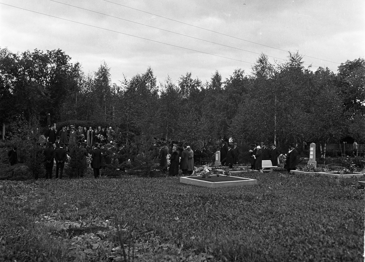 Begravelse, trolig ved Hoff kirke. En serie på fem bilder der to er tatt inne i gravkapellet, de øvrige på veg til og ved grava.
Kan muligens være Johannes Hveems begravelse (fra Hveem mellom), men dette er usikkert.