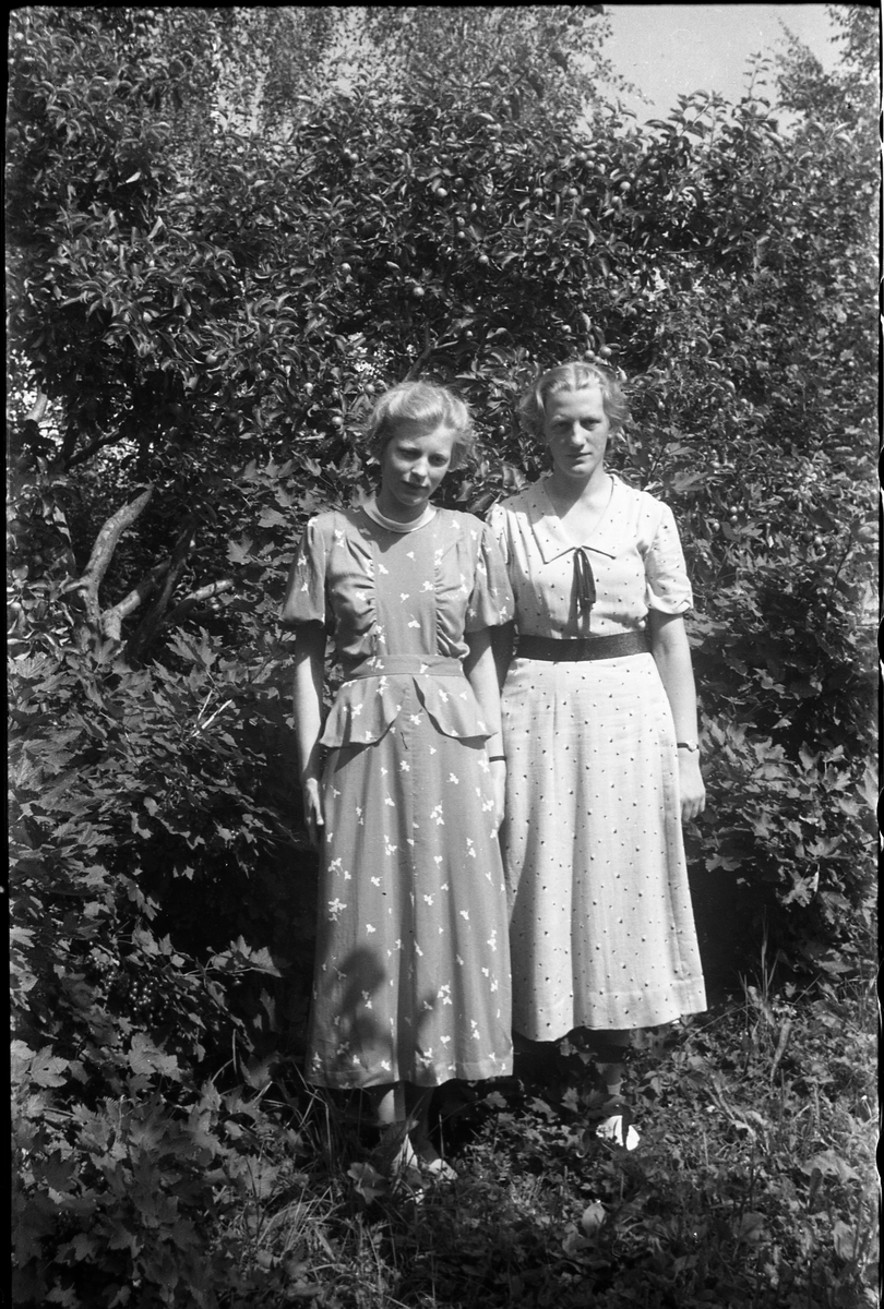 Nelly og Ruth Lindstad. En serie på seks bilder, delvis av personene sammen, delvis hver for seg. Ruth er hun alene på bilde nr. 1.