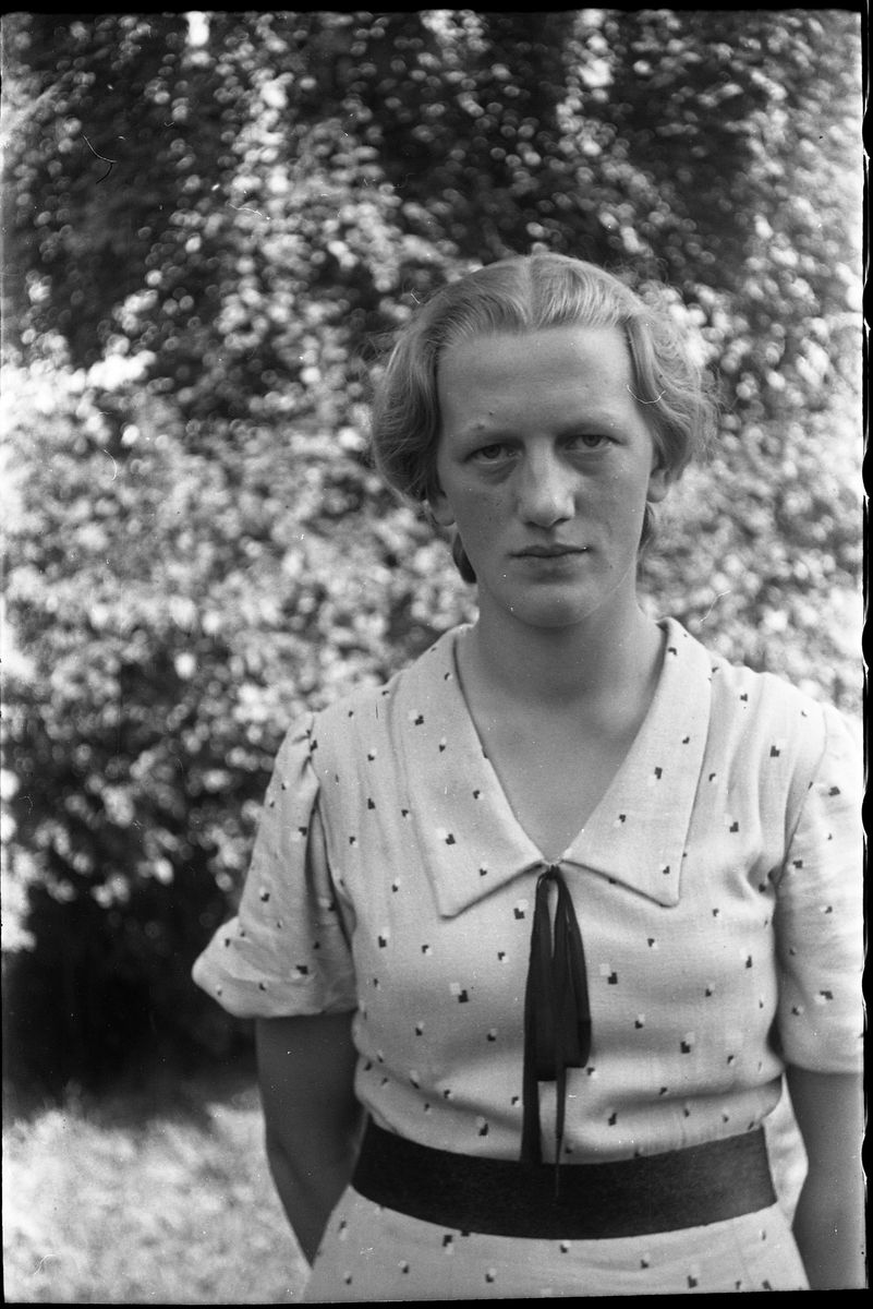 Nelly og Ruth Lindstad. En serie på seks bilder, delvis av personene sammen, delvis hver for seg. Ruth er hun alene på bilde nr. 1.
