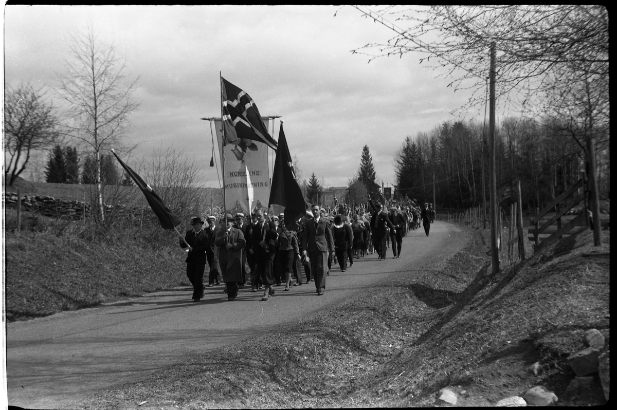 1.mai 1938 i Østre Toten. Demonstrasjonstog på daværende R.v. 33, mellom Hoff Arbeidersamfunn og Festivitetslokalet.
Serie på 11 bilder.