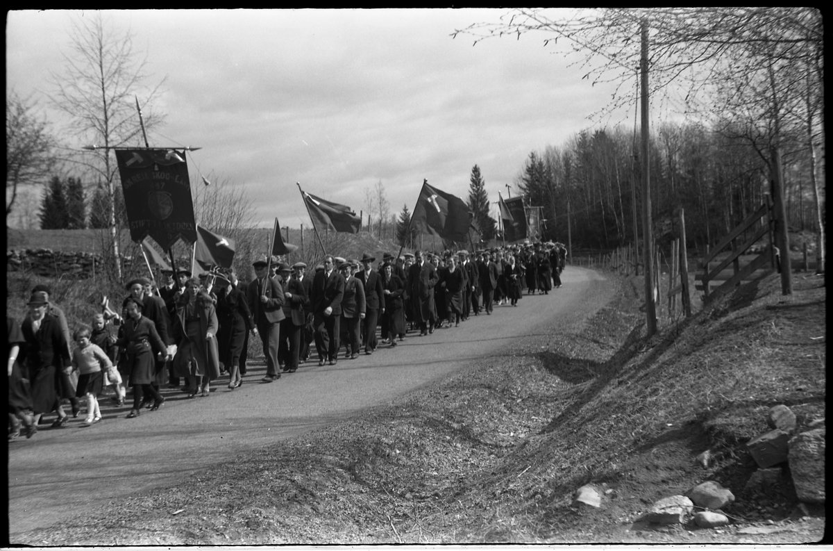1.mai 1938 i Østre Toten. Demonstrasjonstog på daværende R.v. 33, mellom Hoff Arbeidersamfunn og Festivitetslokalet.
Serie på 11 bilder.
