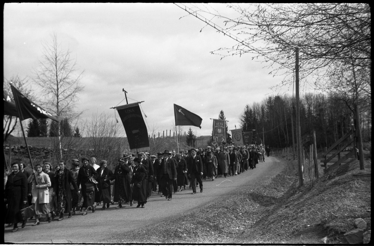 1.mai 1938 i Østre Toten. Demonstrasjonstog på daværende R.v. 33, mellom Hoff Arbeidersamfunn og Festivitetslokalet.
Serie på 11 bilder.