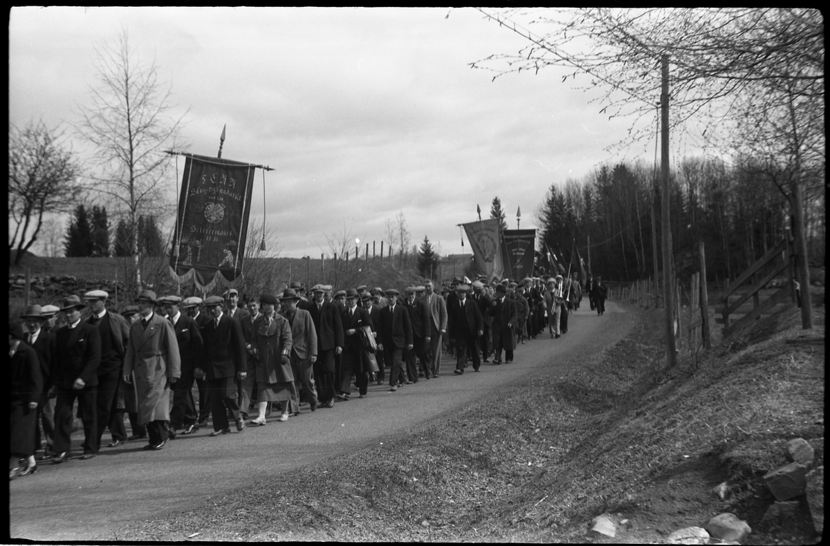 1.mai 1938 i Østre Toten. Demonstrasjonstog på daværende R.v. 33, mellom Hoff Arbeidersamfunn og Festivitetslokalet.
Serie på 11 bilder.