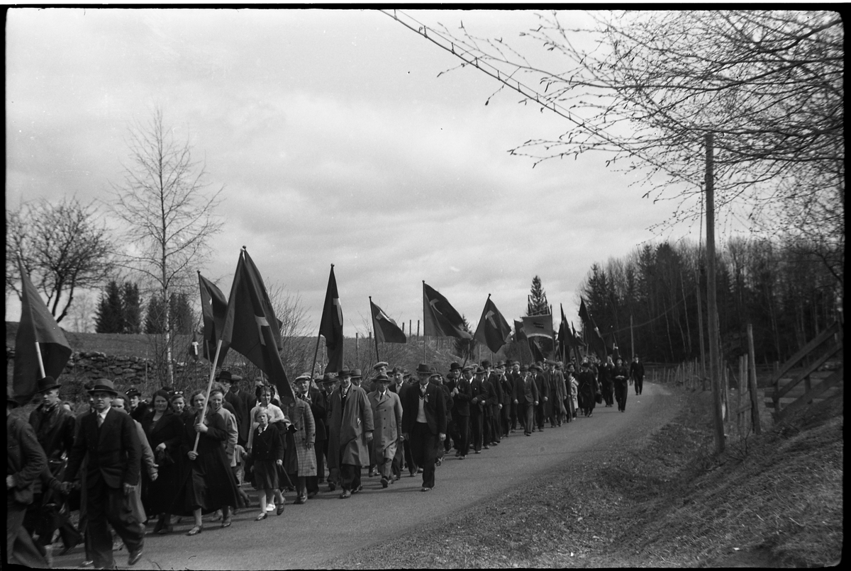 1.mai 1938 i Østre Toten. Demonstrasjonstog på daværende R.v. 33, mellom Hoff Arbeidersamfunn og Festivitetslokalet.
Serie på 11 bilder.