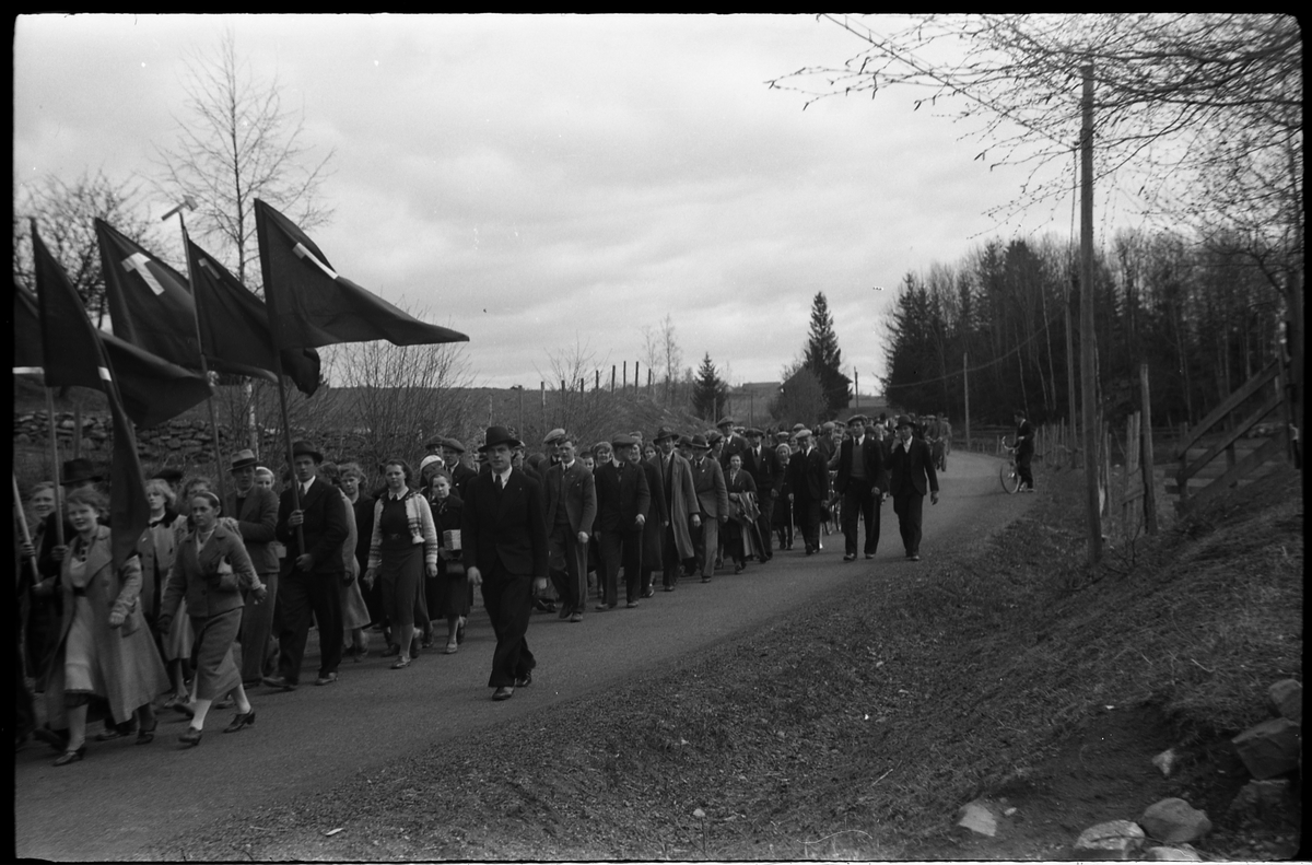 1.mai 1938 i Østre Toten. Demonstrasjonstog på daværende R.v. 33, mellom Hoff Arbeidersamfunn og Festivitetslokalet.
Serie på 11 bilder.