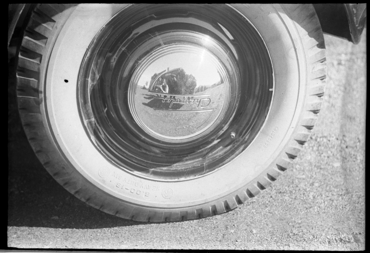 Torbjørn Lundstens drosjebil, E-1414. Serie på fem bilder. Jentungen på det første bildet er trolig Torbjørns datter Tordis. Bilen er iflg. informant en Chevrolet årsmodell 1938.