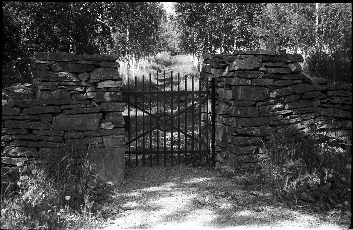 Fem bilder fra Hoff Kirkegård sommeren 1942.