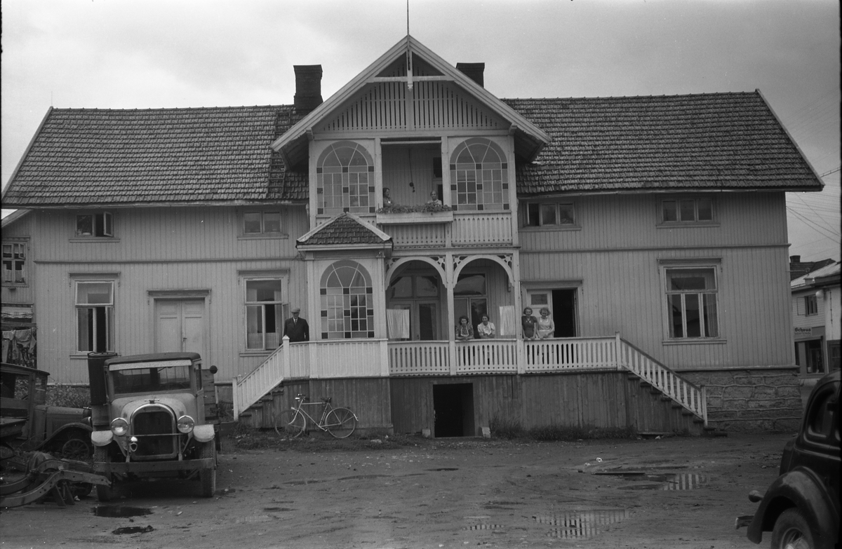 Fra Lena sentrum sommeren 1943. Den avbildede bygningen, Kveldsro, huset Lena Kafé og Lena Bakeri og noen leiligheter, og ligger fortsatt nederst i Meieribakken. Ingen av personene på bildet er identifisert.