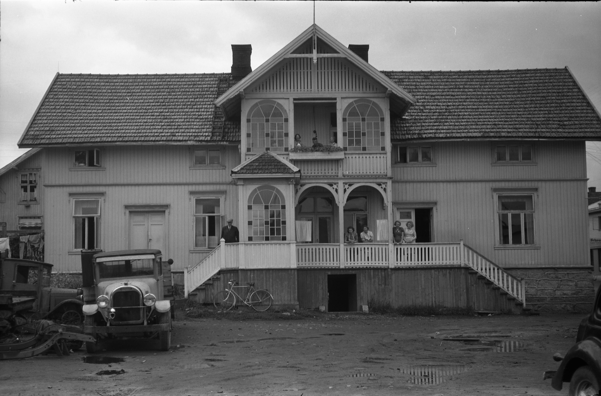 Fra Lena sentrum sommeren 1943. Den avbildede bygningen, Kveldsro, huset Lena Kafé og Lena Bakeri og noen leiligheter, og ligger fortsatt nederst i Meieribakken. Ingen av personene på bildet er identifisert.