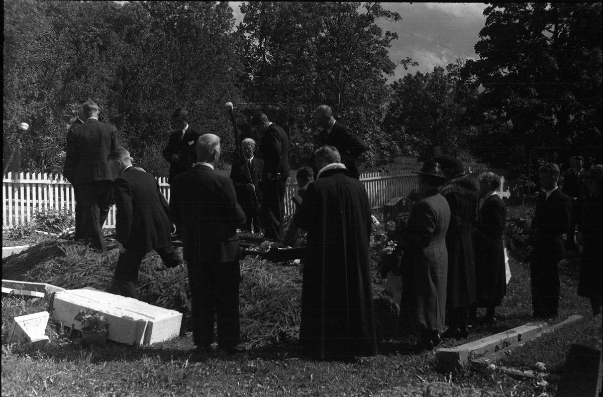 Fra en begravelse ved Hoff kirke. Serie på åtte bilder fra kisten bæres ut fra gravkapellet, og på kirkegården.