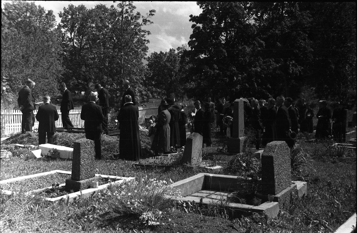 Fra en begravelse ved Hoff kirke. Serie på åtte bilder fra kisten bæres ut fra gravkapellet, og på kirkegården.