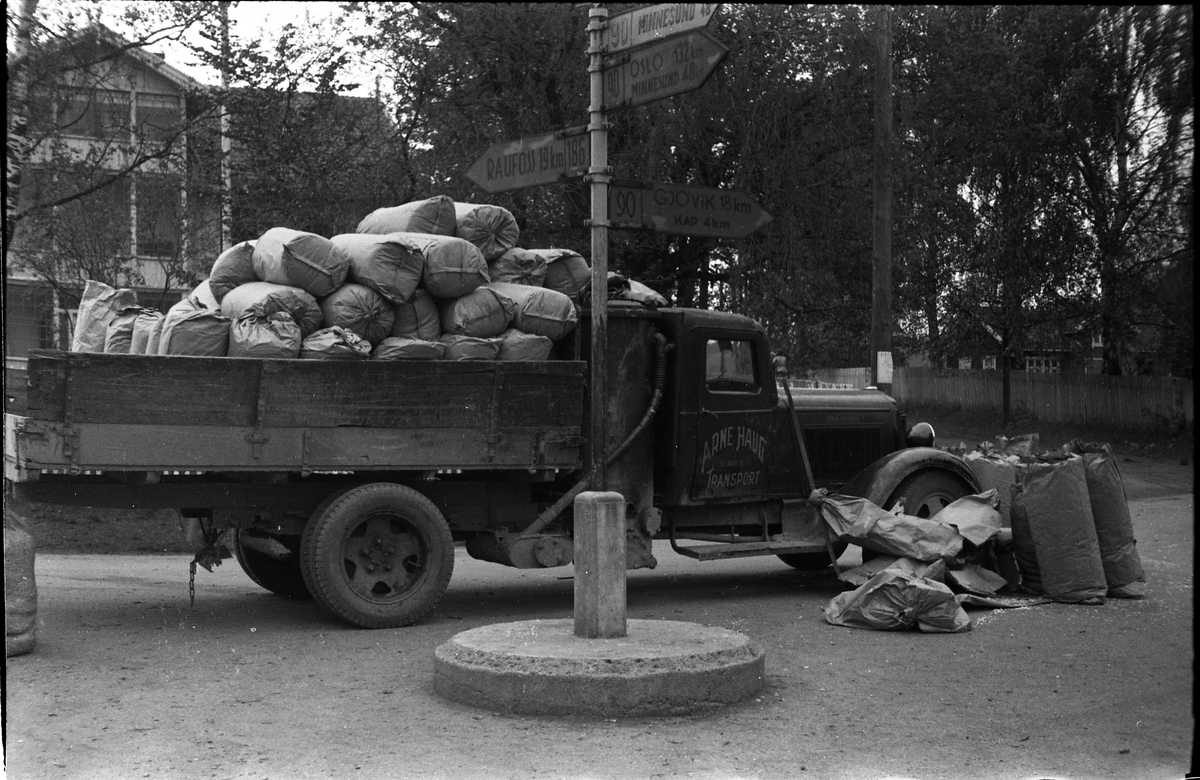 Biluhell i Lillo-krysset, Ø.Toten, juni 1944. Trolig fotografert på oppdrag av lensmannen. Seks bilder.Personbilen med reg.nr. E-304 (de tre siste bildene) er en Ford A årsmodell 1928-29, mens lastebilen trolig er en Dodge 1934-35. Begge bilene er utstyrt med knottgenerator.
