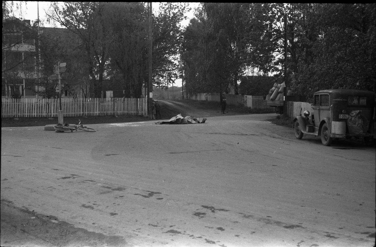 Biluhell i Lillo-krysset, Ø.Toten, juni 1944. Trolig fotografert på oppdrag av lensmannen. Seks bilder.Personbilen med reg.nr. E-304 (de tre siste bildene) er en Ford A årsmodell 1928-29, mens lastebilen trolig er en Dodge 1934-35. Begge bilene er utstyrt med knottgenerator.