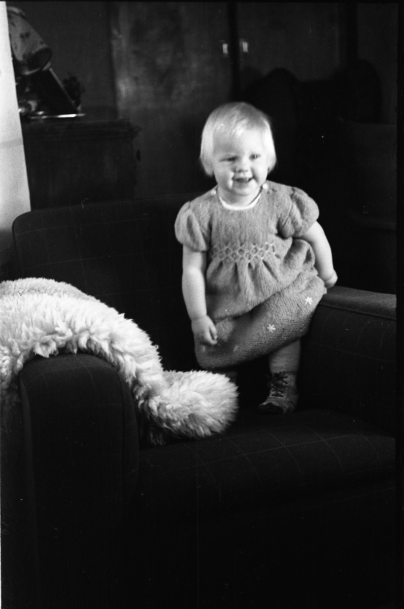 Barneportrett fra1945. Serie på 9 bilder. Jenta er Ingeborg (Immy) Tonby, født Oktober 1944 av foreldre Oskar Tonby og Oddlaug født Nøkleby