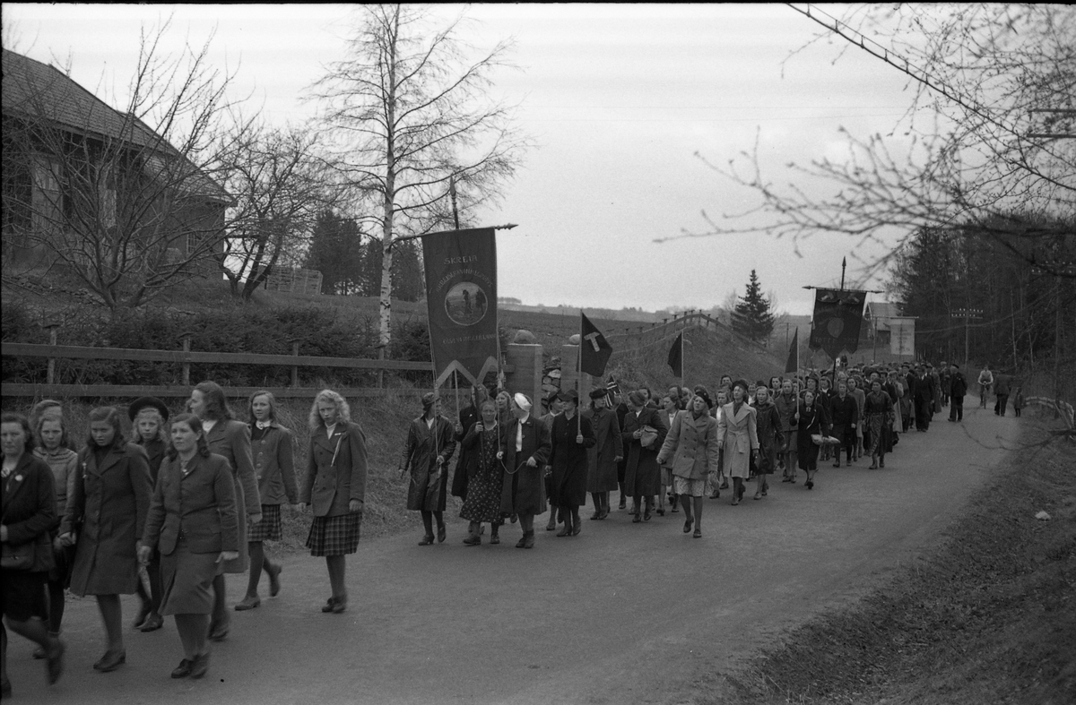 1,mai 1946 i Østre Toten. Demonstrasjonstoget passerer forbi fotografens eiendom Odberg på Kraby. Fire bilder.