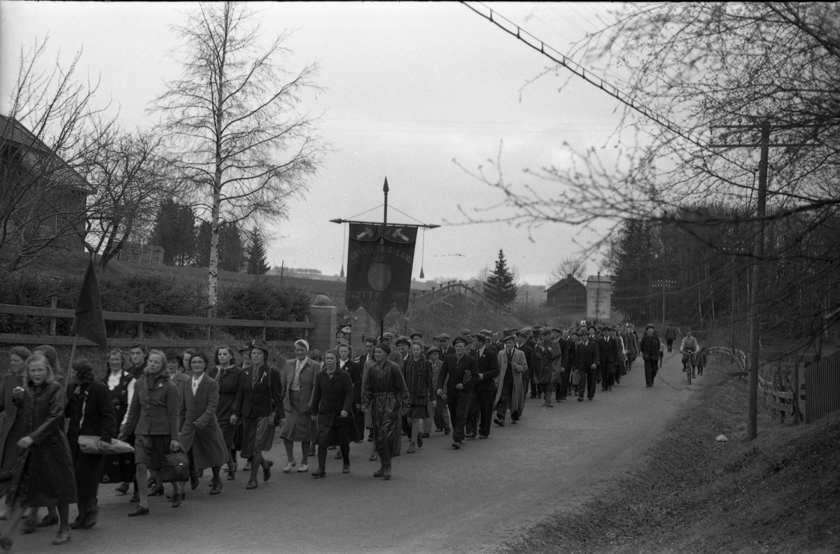 1,mai 1946 i Østre Toten. Demonstrasjonstoget passerer forbi fotografens eiendom Odberg på Kraby. Fire bilder.