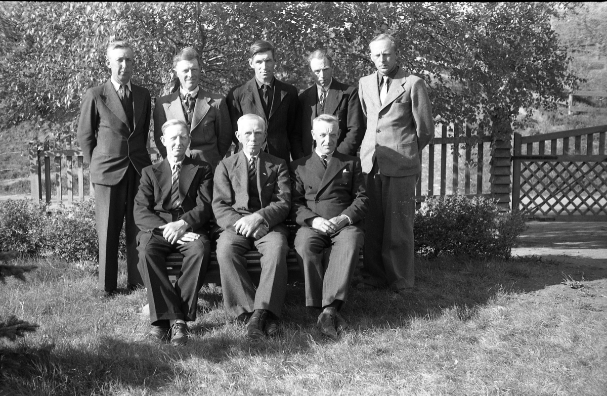 Ansatte ved Bilitt Brenneri ved 100-års jubileet 1946.
Bak fra venstre: Fredrik Rognerud, Fridtjof Berget, Ivar Nettum, Harald Nettum, Nils Faarlund.
Foran fra venstre: Albert Bekkevold Kjellbakken, Ole Petter Myrsveen, Ole H.Nettum.