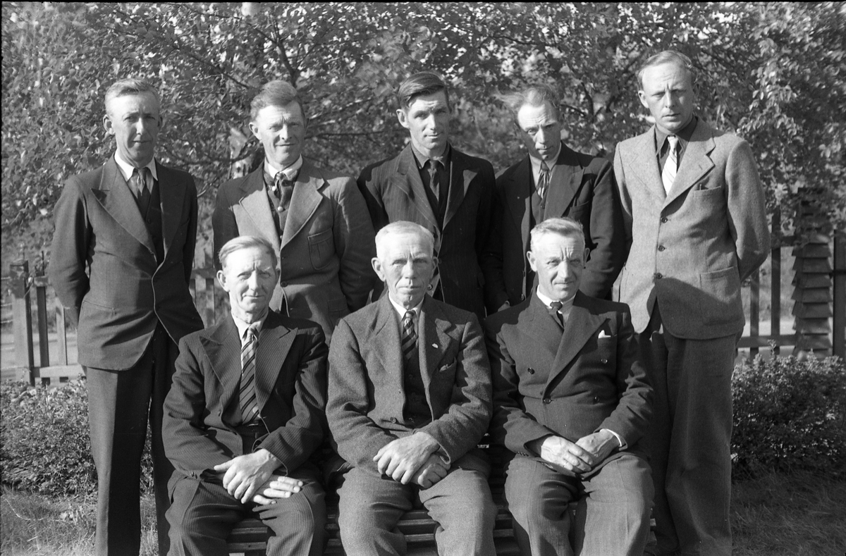 Ansatte ved Bilitt Brenneri ved 100-års jubileet 1946.
Bak fra venstre: Fredrik Rognerud, Fridtjof Berget, Ivar Nettum, Harald Nettum, Nils Faarlund.
Foran fra venstre: Albert Bekkevold Kjellbakken, Ole Petter Myrsveen, Ole H.Nettum.