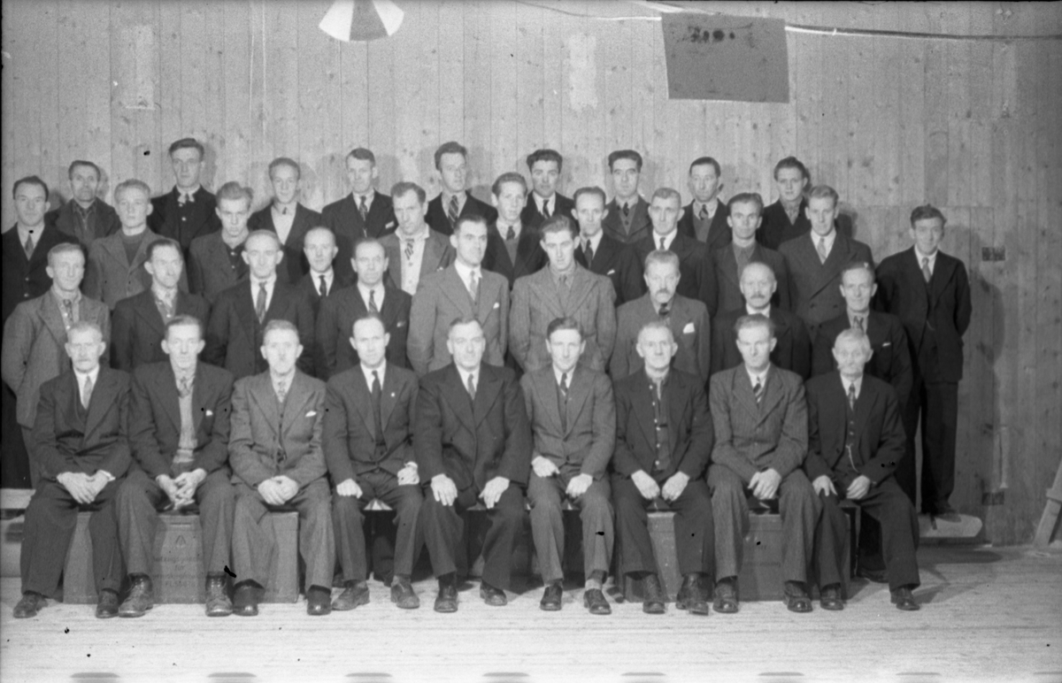 Fra Toten Potetmelfabrikk/Norske Potetindustrier (NOPO) på Lena i anledning NOPOs 50 års jubileum ca årsskiftet 1946/47. Serie på 17 bilder. Følgende personangivelse refererer til bilde nr.1.
Fremste rekke fra venstre: Håkon Hvalby, Johs. Jemtland, David Bøe, Johs. Opsahl, Ole Alfstad, Ole Majer, Josef Glommen, Mart. Buflaten, Laurits Jensen.
Andre rekke fra venstre: Lars Malerbakken, Petter Lifland, Johs. Aurum, Johs. Ruen, Karl Karlsen, Kåre Stenersen, John Glommen, Ant. Linnerud, Hans Nyborg, Otto Glommen.
Bakerest fra venstre: Petter Lundgjerdingen, Otto Løkken, Henry Håjenbakken, Johan Håjenbakken, Ole Ruen, Ottar Glommen, Kolbj. Vangen, Kasper Rolijordet, Gustav Nygård, Ole Buskum, NN Løkken, Math. Brønstad, Marth. Stenberg, Kåre Lifland, Per Myrvang, Johs Løkken, Gunnar Pedersen Trannum, Marius Lie.